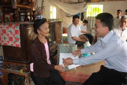 Đồng chí Trần Quang Tường- Bí thư Thành đoàn trao tặng quà cho gia đình chính sách, gia đình có hoàn cảnh khó khăn và hộ nghèo